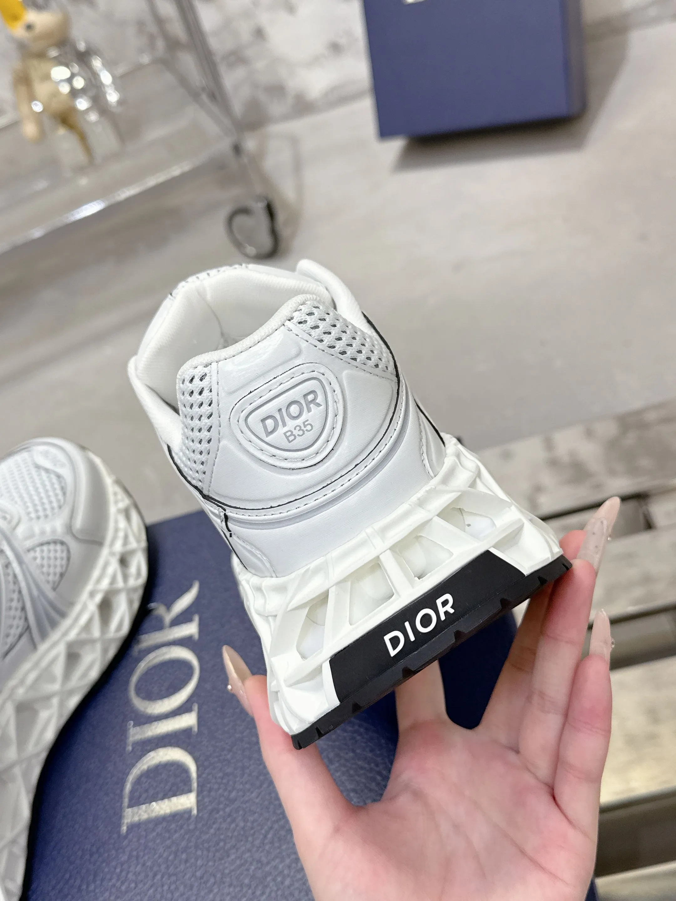 Factory price 780💰 Top version! ! ! Dior (B35) DIOR spring and summer men's wear show, the show was held at the Valle de Grasse School in Paris. Kim Jones drew inspiration from the works of South African artist Hylton Nel. The details of the shoes, clog soles and tribal elements, cleverly blended luxury craftsmanship and practicality, with fresh childishness and bright temperament, creating a new season hot spot. Dior KAWA Dior co-branded casual sports shoes reinterpret running shoes with Dior's high-end style. B35 is made of fine-textured leather and mesh fabric materials. It can be worn in all seasons, is comfortable and breathable, and has multiple lines on the shoe body to outline details. It has a full retro three-dimensional feel and can create a casual look all year round! Fabric: Cowhide/customized cloth material Lining: Imported breathable mesh Outsole: Original molded outsole Size: 39-46 (customized at 45.46)
